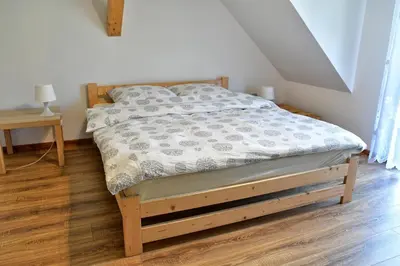 Łóżko lub łóżka w pokoju w obiekcie Trzy Siostry