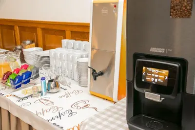 Zestaw do parzenia kawy i herbaty w obiekcie Hotel Oaza