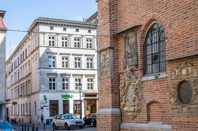 Budynek, w którym mieści się apartament