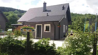 Budynek, w którym mieści się gospodarstwo agroturystyczne