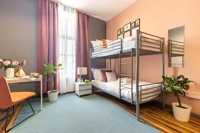 Łóżko lub łóżka w pokoju w obiekcie Hostel Krasnal Market Square Wroclaw
