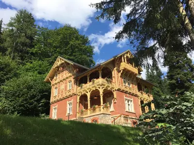 Budynek, w którym mieści się willa