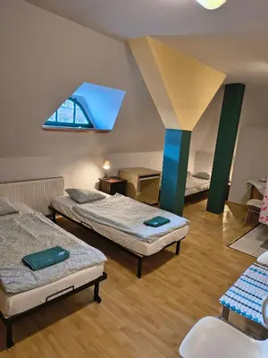 Łóżko lub łóżka w pokoju w obiekcie U Szermierzy