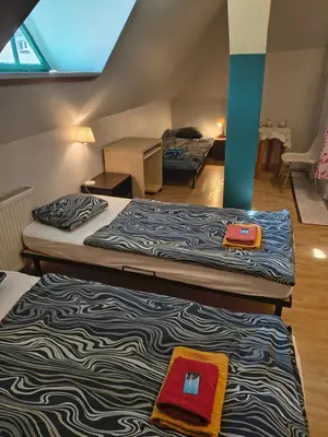 Łóżko lub łóżka w pokoju w obiekcie U Szermierzy