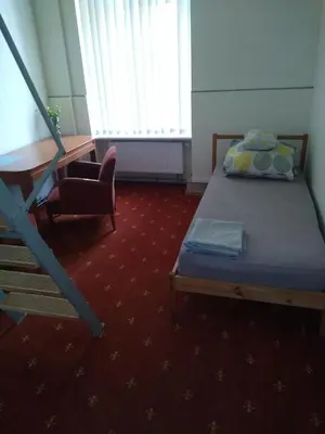 Łóżko lub łóżka w pokoju w obiekcie Hostel Kwadrans