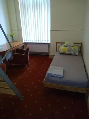 Łóżko lub łóżka w pokoju w obiekcie Hostel Kwadrans