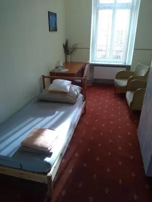 Łóżko lub łóżka w pokoju w obiekcie Hostel Kwadrans