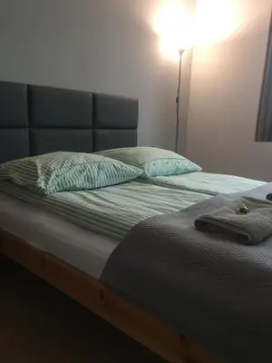 Łóżko lub łóżka w pokoju w obiekcie livingROOM_Wroc_Mosiężna