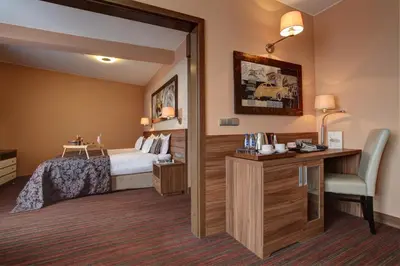 Łóżko lub łóżka w pokoju w obiekcie Haston City Hotel