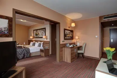 Łóżko lub łóżka w pokoju w obiekcie Haston City Hotel