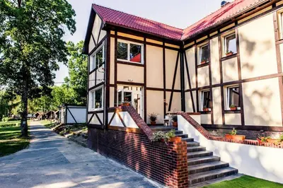 Budynek, w którym mieści się kemping