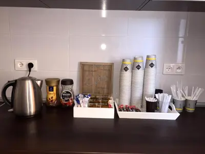 Zestaw do parzenia kawy i herbaty w obiekcie Lawa