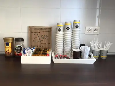 Zestaw do parzenia kawy i herbaty w obiekcie Lawa