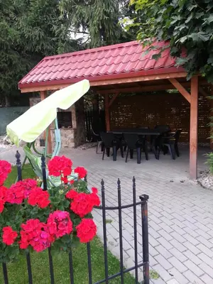 Restauracja lub miejsce do jedzenia w obiekcie Pod Klonem