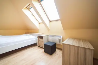 Łóżko lub łóżka w pokoju w obiekcie Apartament przy Deptaku z miejscem parkingowym