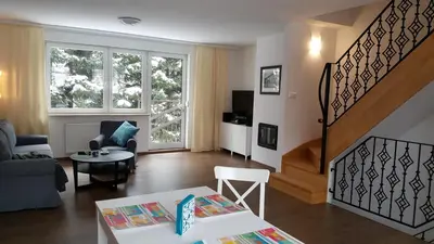 Telewizja i/lub zestaw kina domowego w obiekcie Apartament rodzinny z ogrodem - Bliżej Zdroju