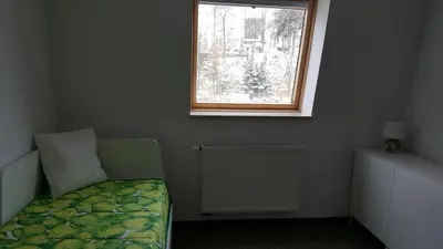 Łóżko lub łóżka w pokoju w obiekcie Apartament rodzinny z ogrodem - Bliżej Zdroju