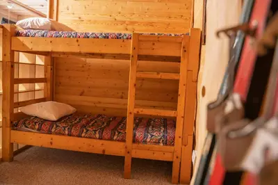 Łóżko lub łóżka piętrowe w pokoju w obiekcie Domek Górski przy Bukowej Chacie