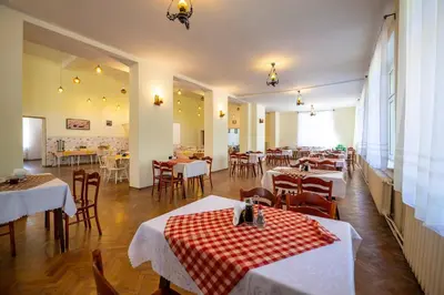 Restauracja lub miejsce do jedzenia w obiekcie Dom Wypoczynkowy Rybniczanka-Wanda Lądek-Zdrój w górach