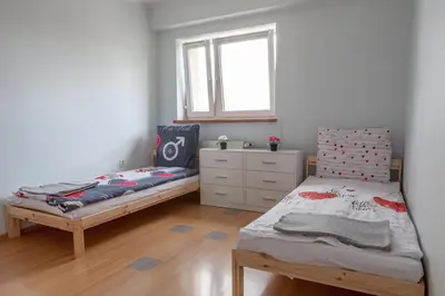 Łóżko lub łóżka w pokoju w obiekcie Klimatyczne mieszkanie 3-pok. 200m od Dworca Głównego PKP