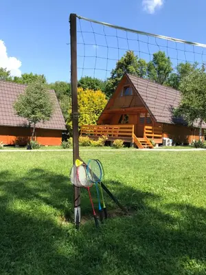 Ogród w obiekcie Domki u Oli - strefa relaksu z balią