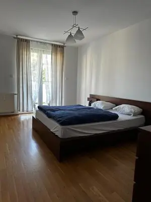 Łóżko lub łóżka w pokoju w obiekcie LeoApart Czysta