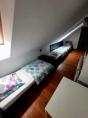 Łóżko lub łóżka w pokoju w obiekcie M Hostel