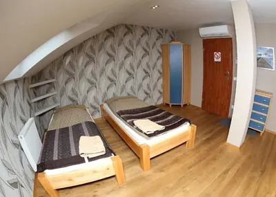 Łóżko lub łóżka w pokoju w obiekcie Sokół