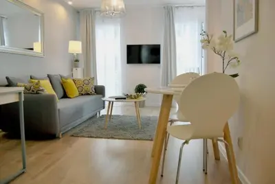 Telewizja i/lub zestaw kina domowego w obiekcie TWO TOWERS Old Town Apartments-City center-by the river-observation terrance on the roof-free parking