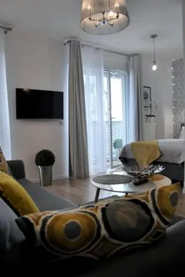 Telewizja i/lub zestaw kina domowego w obiekcie TWO TOWERS Old Town Apartments-City center-by the river-observation terrance on the roof-free parking