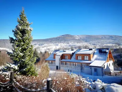 Widok na góry z tego aparthotelu