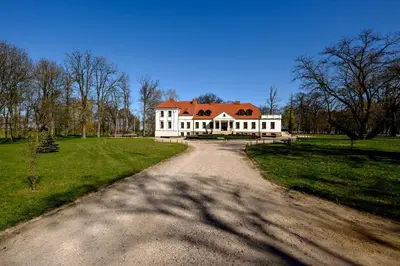 Budynek, w którym mieści się hotel