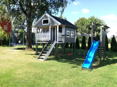 Plac zabaw dla dzieci w obiekcie Apartamenty pod Dzikowcem