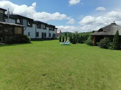 Ogród w obiekcie Apartamenty pod Dzikowcem