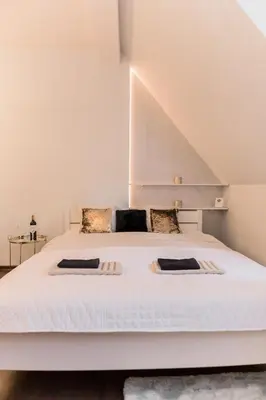 Łóżko lub łóżka w pokoju w obiekcie GoldenEye Apartment Center