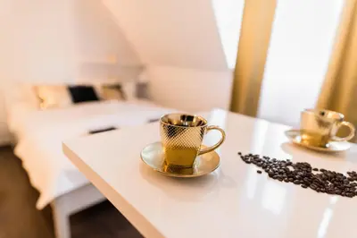 Łóżko lub łóżka w pokoju w obiekcie GoldenEye Apartment Center