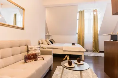 Łóżko lub łóżka w pokoju w obiekcie GoldenEye Apartment Center