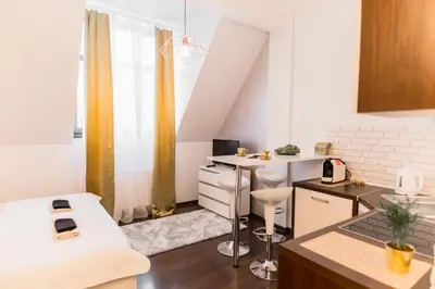 Łóżko lub łóżka w pokoju w obiekcie GoldenEye Apartment Center