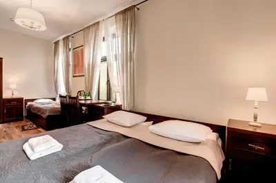 Łóżko lub łóżka w pokoju w obiekcie Hotel Charlotta