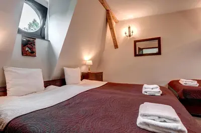 Łóżko lub łóżka w pokoju w obiekcie Hotel Charlotta
