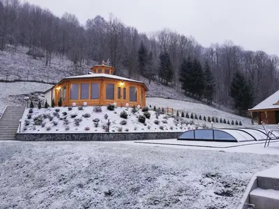 Obiekt Agrodomki z bali Konradow zimą