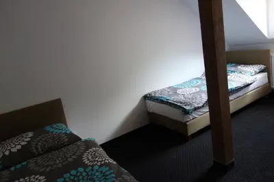 Łóżko lub łóżka w pokoju w obiekcie Dom Pod Siódemką
