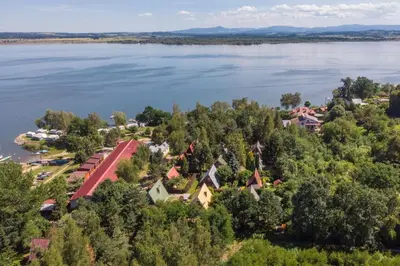 Przyroda w pobliżu tego domu w stylu alpejskim
