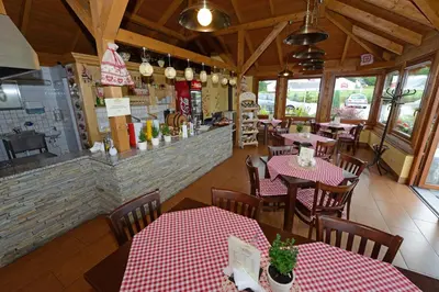 Restauracja lub miejsce do jedzenia w obiekcie Hotel Alpejski