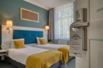 Łóżko lub łóżka w pokoju w obiekcie Hotel Villa Art Novis Wrocław Centrum