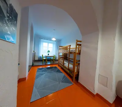 Łóżko lub łóżka w pokoju w obiekcie Loft w centrum Złotego Stoku