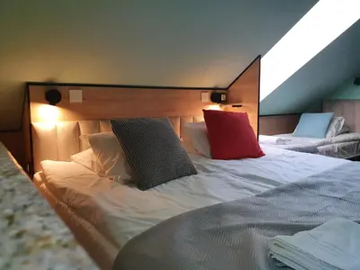 Łóżko lub łóżka w pokoju w obiekcie Chata nad Sztolnią