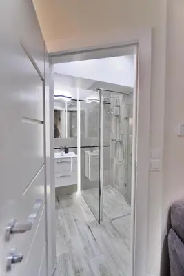 Łazienka w obiekcie Apartamenty Sjesta Centrum w centrum miasta z prywatnym parkingiem