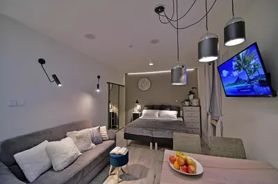 Telewizja i/lub zestaw kina domowego w obiekcie Apartamenty Sjesta Centrum w centrum miasta z prywatnym parkingiem
