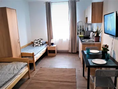 Łóżko lub łóżka w pokoju w obiekcie POKOJE - STUDIO GLIWICE I przy ONKOLOGII